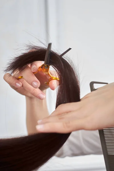 Detail kadeřník stříhá vlasy ženy. — Stock fotografie