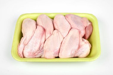 Beyaz arka plan üzerinde izole çiğ tavuk kanatları paketi