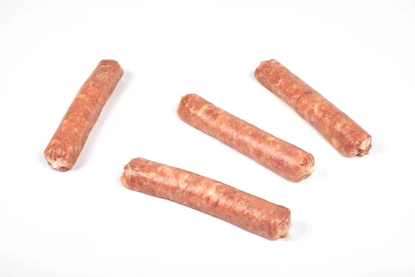 Сирі м'ясні ковбаски ізольовані на білому тлі — стокове фото