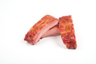 Beyaz arka planda ızgara domuz pirzolası.