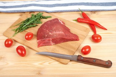 Kesme tahtası üzerinde ham sığır etli sebze ahşap arka plan üzerinde