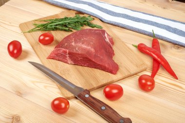 Kesme tahtası üzerinde ham sığır etli sebze ahşap arka plan üzerinde