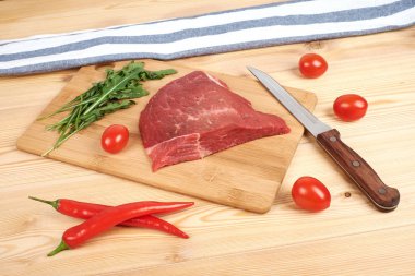 Kesme tahtası üzerinde ham sığır etli sebze ahşap arka plan üzerinde