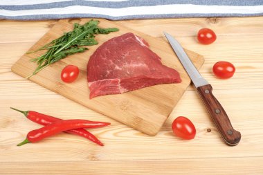 Kesme tahtası üzerinde ham sığır etli sebze ahşap arka plan üzerinde