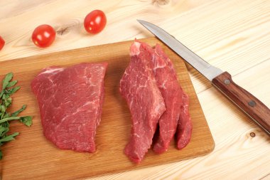 Kesme tahtası üzerinde ham sığır etli sebze ahşap arka plan üzerinde