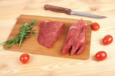 Kesme tahtası üzerinde ham sığır etli sebze ahşap arka plan üzerinde