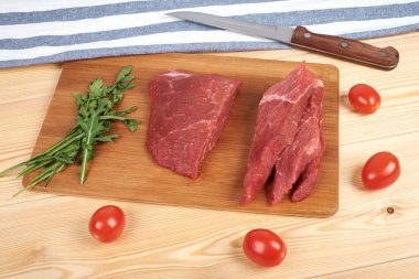 Kesme tahtası üzerinde ham sığır etli sebze ahşap arka plan üzerinde