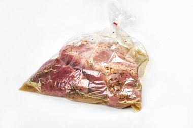 Beyaz arka plan üzerinde izole bir kol ile baharat pişirme için paketlenmiş taze et pişirme için hazır