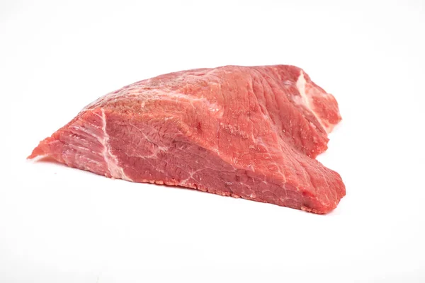 Vers rauw rundvlees geïsoleerd op witte achtergrond — Stockfoto