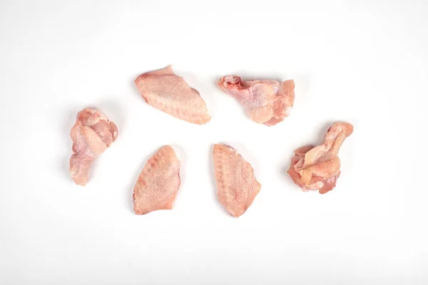 Asas de frango cruas isoladas em fundo branco — Fotografia de Stock