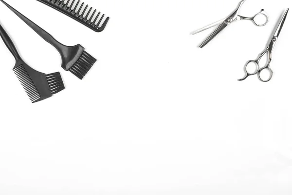 Профессиональные инструменты парикмахера на белом фоне с копировальным пространством — стоковое фото
