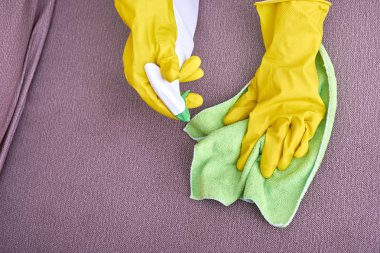 Sarı eldiven koltuk Temizleme elinde bir resim