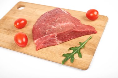 Beyaz arka plan üzerinde izole bir kesme tahtası üzerinde taze çiğ et