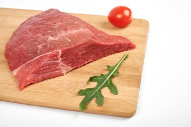 Beyaz arka plan üzerinde izole bir kesme tahtası üzerinde taze çiğ et