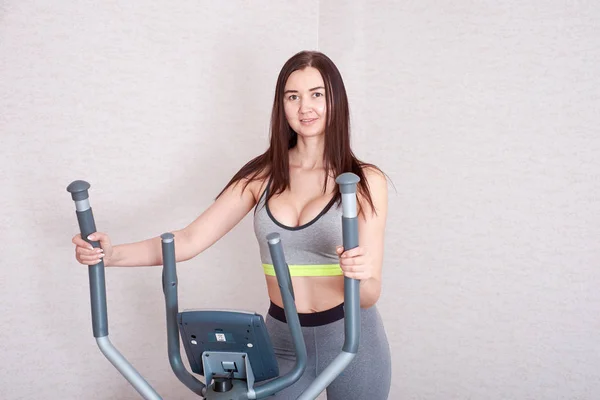 Deportiva hermosa mujer haciendo ejercicio en casa para mantenerse en forma —  Fotos de Stock