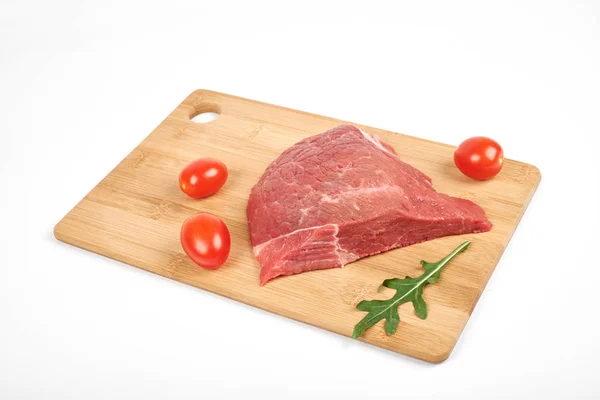 Vers rauw rundvlees op een snijplank geïsoleerd op witte achtergrond — Stockfoto