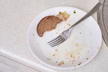 Kirli tabak üzerinde mutfak, üstten görünüm
