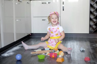 Küçük kız mutfakta hamur ve çerezleri yapmak