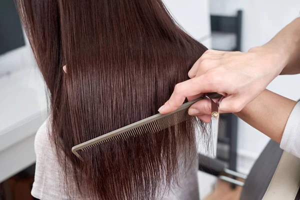 Primer plano peluquería hace peinado para mujer joven en salón de belleza — Foto de Stock