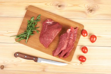 Kesme tahtası ve sebzeler çiğ biftek dilimlenmiş