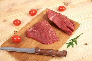 Kesme tahtası ve sebzeler çiğ biftek dilimlenmiş