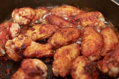 Tavuk tavada kızgın yağ ile kızarmış kanatlar ev yapımı yiyecek