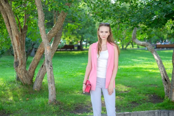 Retrato de bela mulher posando no parque . — Fotografia de Stock