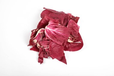 Radicchio, beyaz arkaplanda kırmızı salata