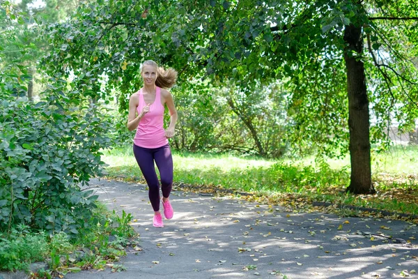 Atractiva joven trotando en el sendero del parque. concepto de estilo de vida saludable —  Fotos de Stock