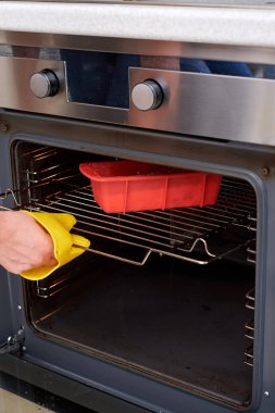 Bir el bir pasta fırına koyar..