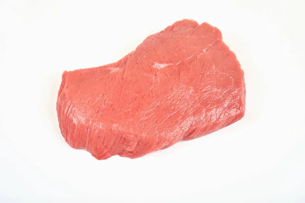 Pedaço de carne crua no fundo branco . — Fotografia de Stock