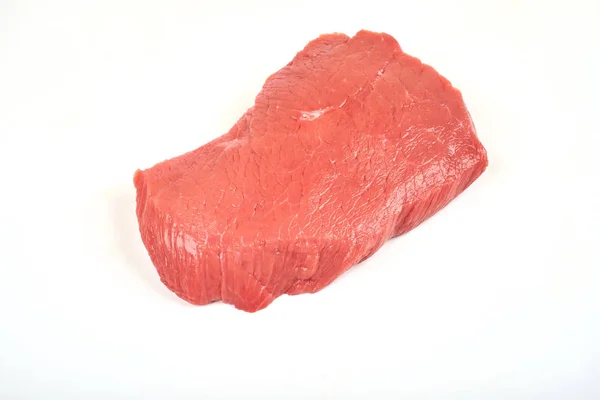 Morceau de viande crue sur fond blanc . — Photo