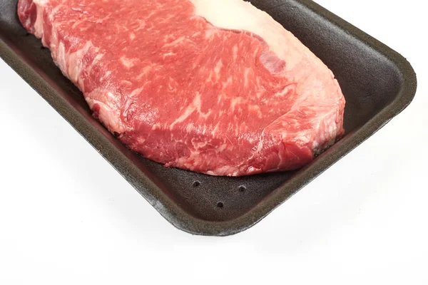 흰색 배경에 고립 된 쟁반에서 원시 쇠고기 스테이크. — 스톡 사진