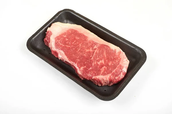 Rauwe biefstuk in pakket. Geïsoleerd op witte achtergrond. — Stockfoto
