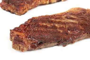 Beyaz arka plan üzerinde izole ızgara sığır eti biftek.