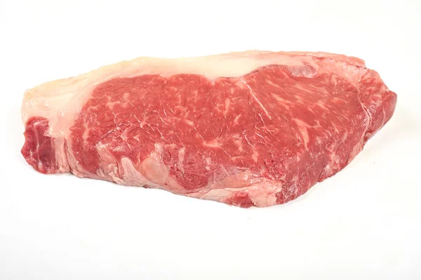 Steak mentah segar diisolasi pada latar belakang putih . — Stok Foto