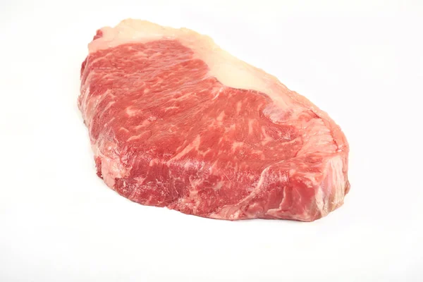 Frisches rohes Steak isoliert auf weißem Hintergrund. — Stockfoto