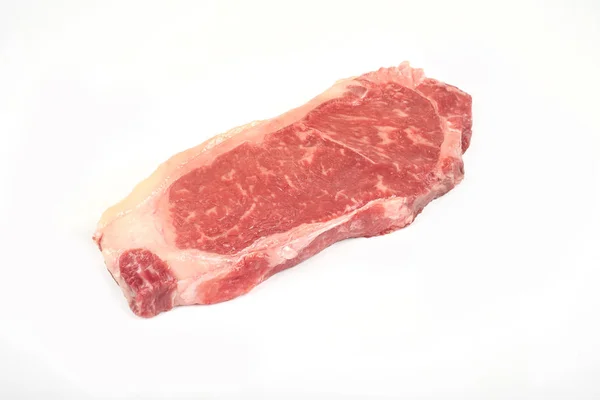 Frisches rohes Steak isoliert auf weißem Hintergrund. — Stockfoto