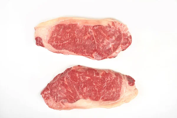 Bife cru fresco isolado sobre fundo branco . — Fotografia de Stock