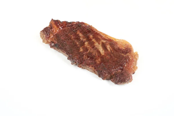 Gegrilde biefstuk geïsoleerd op witte achtergrond. — Stockfoto