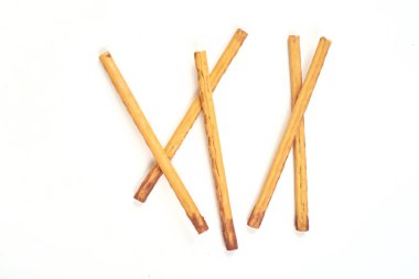 Beyaz arka plan üzerinde doldurma sweet ile bisküvi sopa.