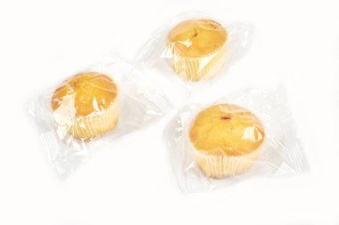 Şeffaf Ambalaj, beyaz bir arka plan üzerinde paketlenmiş muffins.