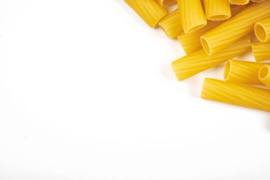 Beyaz arka plan üzerinde izole rigatoni İtalyan makarna