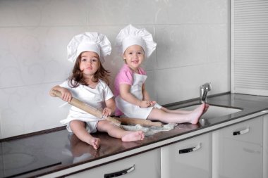 komik çocuklar hamur hazırlıyoruz, fırında kurabiye mutfakta, mutlu bir aile