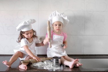 komik çocuklar hamur hazırlıyoruz, fırında kurabiye mutfakta, mutlu bir aile