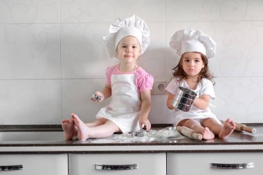 komik çocuklar hamur hazırlıyoruz, fırında kurabiye mutfakta, mutlu bir aile