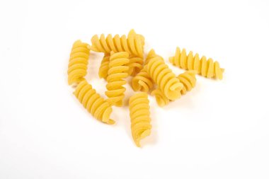 Beyaz arka plan üzerinde izole düdük pişmemiş makarna erişte.