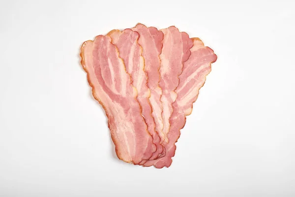 Skivad fläskfilé bacon på vit bakgrund — Stockfoto