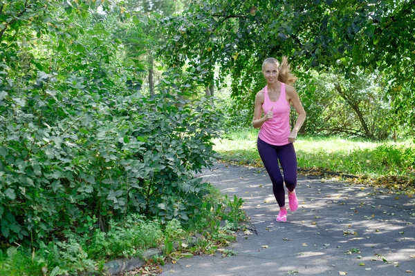 Sourire belle femme sportive Jogging dans le parc à l'été — Photo