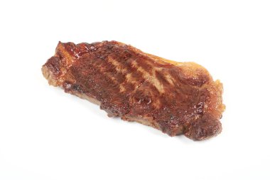 Beyaz arka plan üzerinde izole lezzetli kızarmış eti biftek